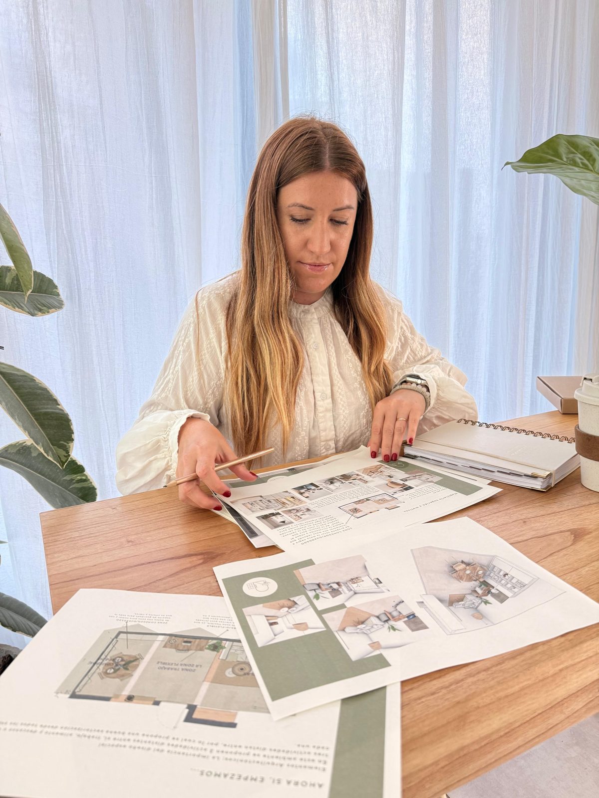 Flor revisando planos de un proyecto